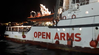 Близо 100 мигранти от кораба Open Arms който стоеше от