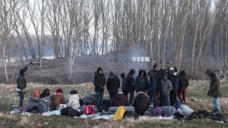 Хиляди мигранти се опитаха да си пробият път през западната