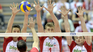 Качват волейбола на трамвай