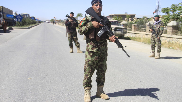 Крайпътна бомба в Централен Афганистан в събота уби най-малко двама