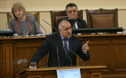 Депутатите одобриха Бъчварова за вътрешен министър, Борисов пак заплаши с оставка, разпитват двама шефове на БДЖ... 