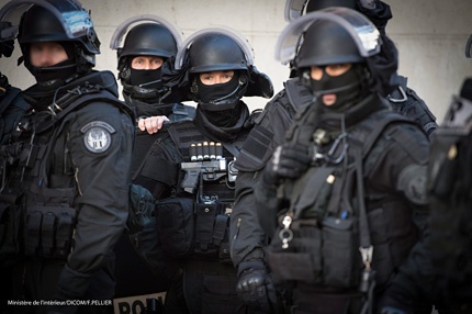 Спецовете от RAID, атакували терористите в Сен Дени, се учили от израелските си колеги