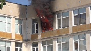 Пожар избухна тази сутрин в училище Климент Охридски в Пловдив