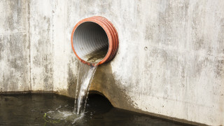 Отломки от срутена фабрика запушили канал за отпадни води в Нови Искър 