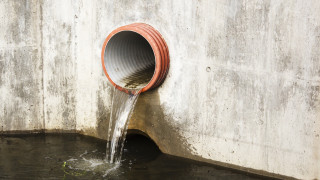 Отломки от срутена фабрика запушили канал за отпадни води в Нови Искър