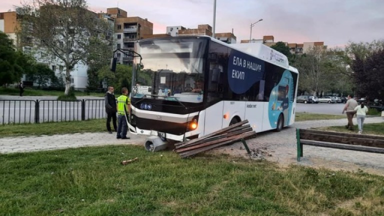 Автобус на градския транспорт в Пловдив се качи на тротоара