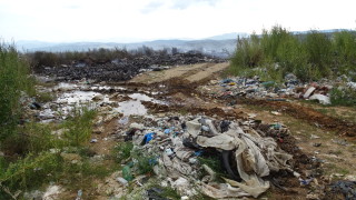 Разчистват спешно незаконно сметище в Пловдив, открито през декември 