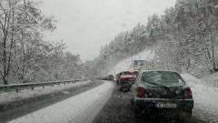 Верижна катастрофа затрудни движението през Превала за час и половина