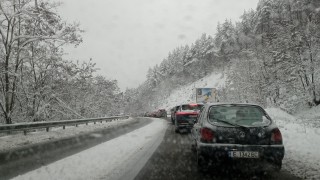 Движението през прохода Превала беше затруднено за около 90 минути