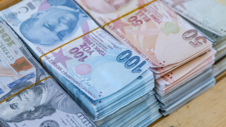 Турската лира продължава да пада спрямо еврото и долара, затвърждавайки