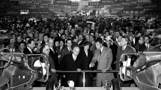 Едно легендарно име от XX век помага на друго да