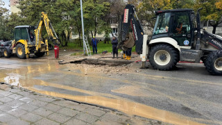 Тежка ВиК авария е възникнала в района между бл 82