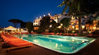 Турският милиардер Ферит Сахенк води преговори за продажбата на някои