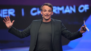 Кристиан Клайн е 15 годишен стажант когато за първи път прекрачва прага