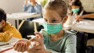 Учени спешно проучват подсказки че новият щам на коронавируса се