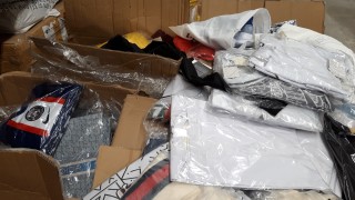 Задържаха 6231 маркови текстилни изделия при две проверки на товарни