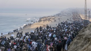 Хамас освобождава трима заложници до петък, хиляди палестинци тръгват към Северна Газа