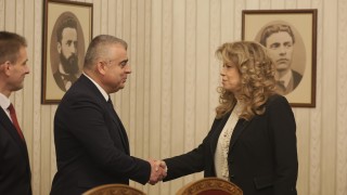 АПС отидоха на консултации при президента Илияна Йотова с букет