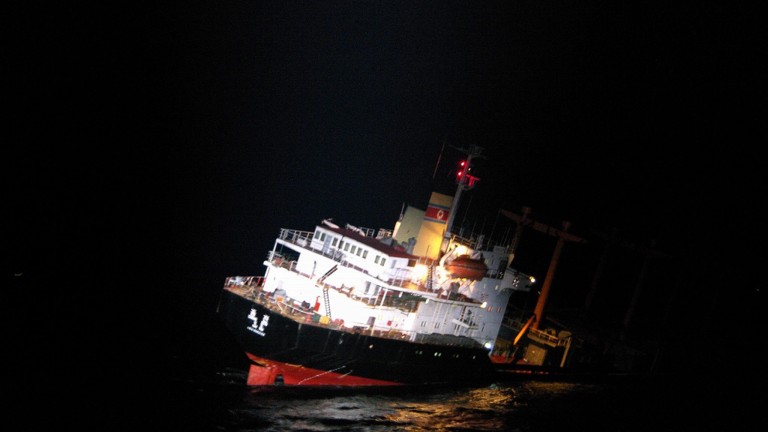 Южна Корея иззе кораб, доставящ петрол на КНДР