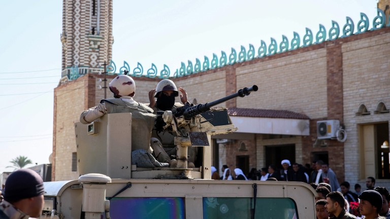 Задържаха мъж, опитал да взриви американското посолство в Кайро