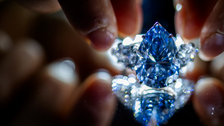 Най-големият син диамант Bleu Royal, предлаган някога на търг, беше