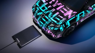 Porsche променя играта с плоча за безжично зареждане на електромобили