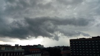 Мощна буря връхлетя София с пороен дъжд и силен вятър