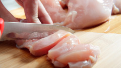 Безопасно ли е да ядем сурово пиле