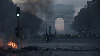 Франция започна да почиства столицата си след сблъсъци между полицията