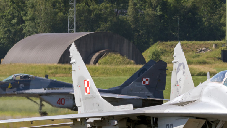 Отвлечен е самолет на полските военновъздушни сили, съобщава Дейли експрес.
