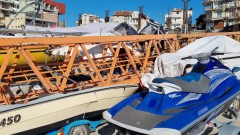 Силен вятър събори 50-метров кран върху лодки в пристанището в Поморие
