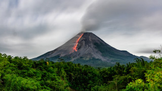 Eвакуираха най малко 800 души след множество изригвания на вулкана