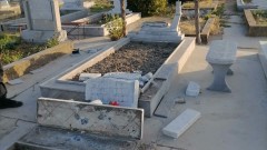 Деца потрошиха над 80 надгробни плочи в Нова Загора