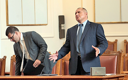 БСП и ГЕРБ се карат за Плевнелиев, Борисов се кръсти