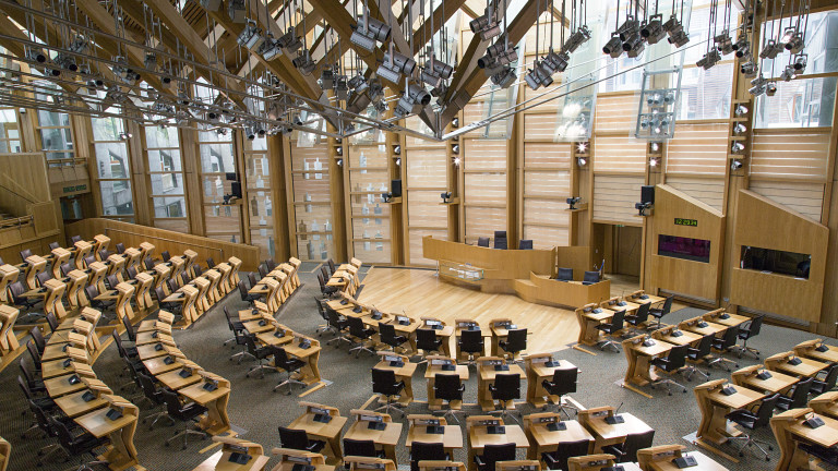 Евакуираха част от шотландския парламент след откриването на три подозрителни