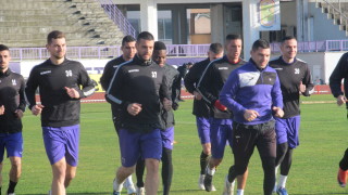 Със 17 футболисти и с надежди да се пребори за