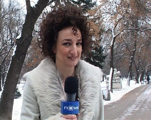 Деси Тенекеджиева като звезден репортер