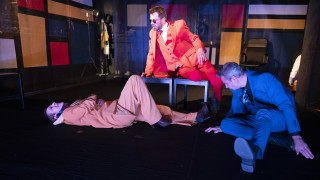 Класическа ситуация двойка води спор за покупките докато е