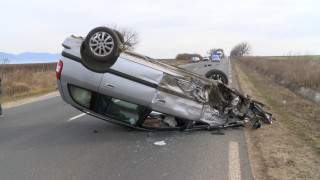 Мъж се блъснал челно в друг автомобил на Подбалканския път