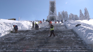 Започна почистването на снега от Паметника на свободата на Шипка