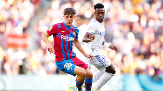 Барселона и агентите на халфа на тима Гави са подновили