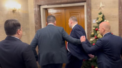 Скандал пред кабинета на Пеевски в НС - Мирчев му иска обяснение кога се е навеждал