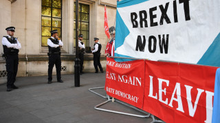 ОИСР предупреждава че Брекзит без сделка ще тласне Великобритания към