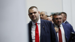 Поведението и обсесиите на провалените политици от ДБ не представляват