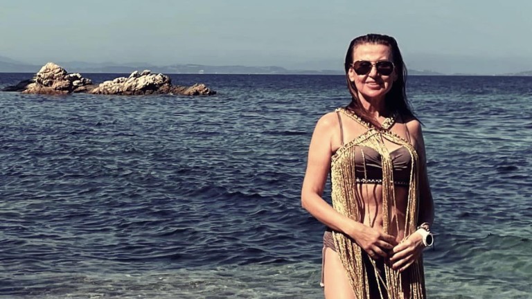 Илиана Раева се пусна по бански от гръцките плажове.
Както става