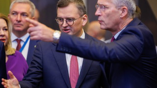 Йенс Столтенберг преди началото на първото по рода си заседание