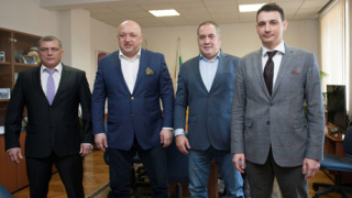 Министър Кралев помири враждуващите страни във федерацията по таекуондо