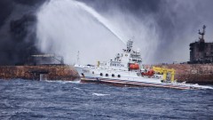 Индонезийски петролен танкер се запали по време на ремонт, загинаха 10 души