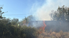 Пожари бушуват на няколко места в страната