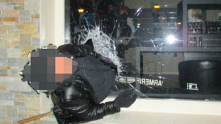 Пиян крадец се заклещи във витрината на магазин във Франция